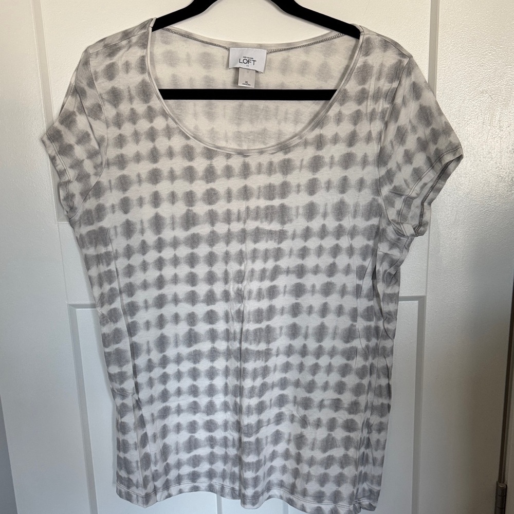 LOFT Outlet Short Sleeve Top in White and Gray Pattern